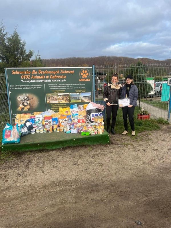 Pomocni z Żeroma zawieźli dziś do schroniska w Dabrówce zapas żywności i przysmaków, które udało się zebrać i kupić po miesięcznej akcji.