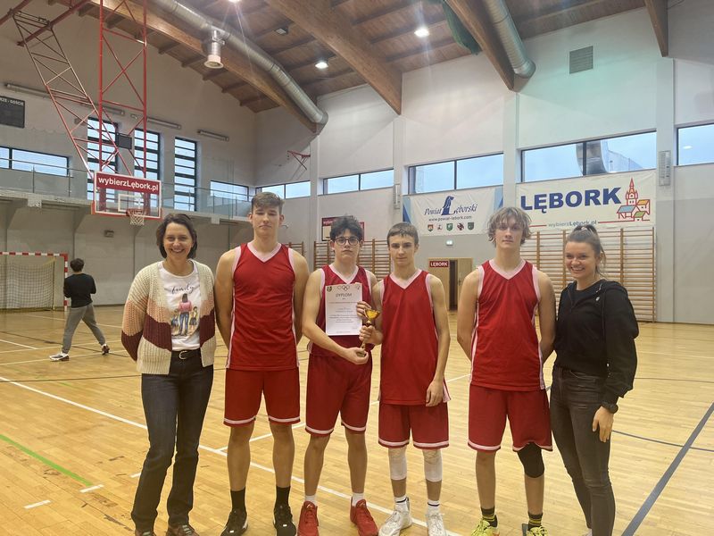 Na zdjęcie - zawody w koszykówce 3 x 3 