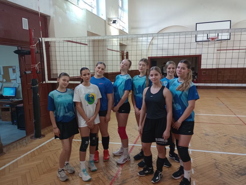 Z okazji Święta Szkoły odbyły się w naszej szkole turnieje:  piłki siatkowej dziewcząt i chłopców w kategorii klas - na zdjęciu uczestnicy turnieju