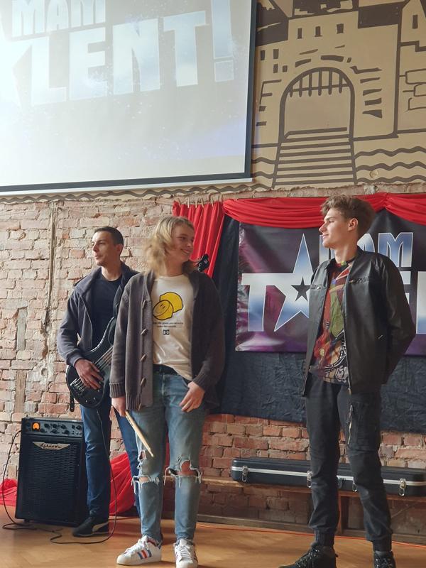 Pierwszy dzień wiosny młodzież naszego Liceum powitała w auli szkoły prezentując swoje talenty w "TALENT SHOW".