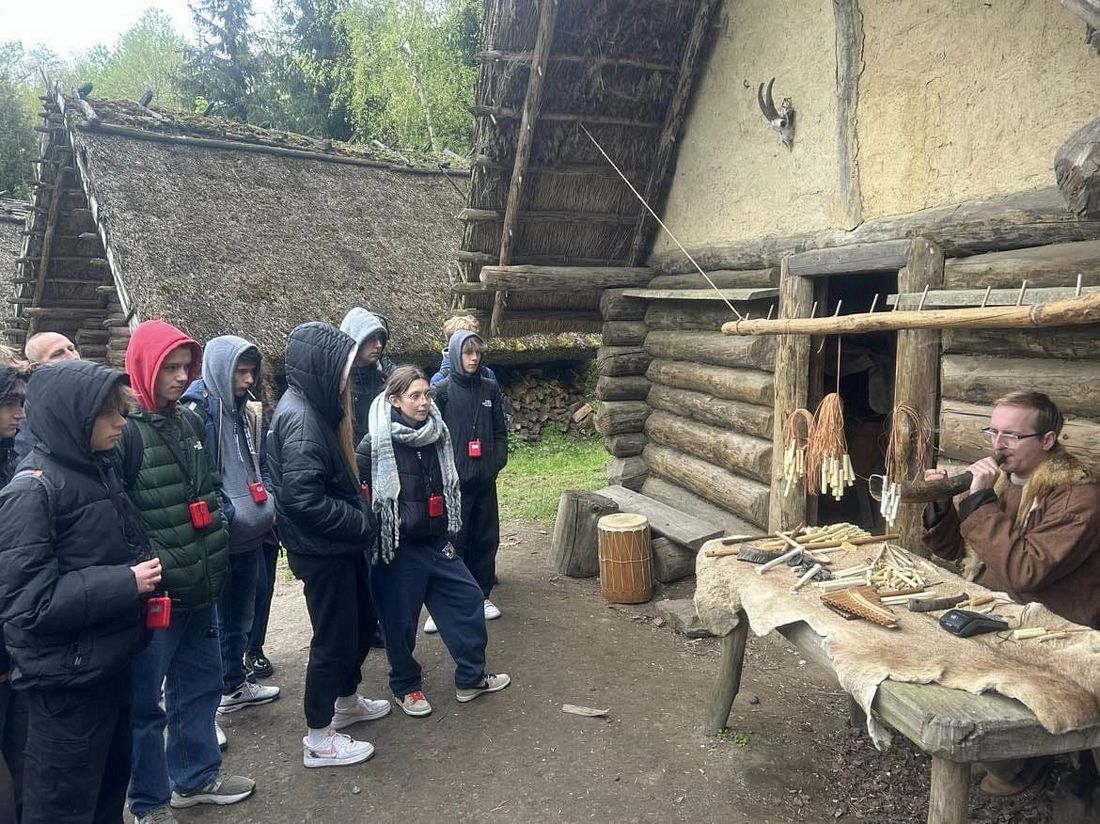 Pierwszy dzień wycieczki za Nami. Przecieramy Piastowski Szlak- przejechaliśmy zabytkową kolejką trasę do Biskupina, który oczywiście zwiedziliśmy, a potem dotarliśmy do Ostrowa Lednickiego