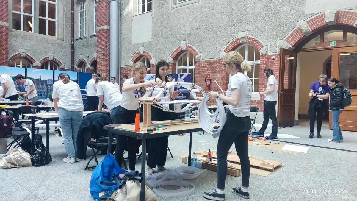 Drużyna LO1 wrazz 44 innymi drużynami z całej Polski miała za zadanie zbudować most o rozpiętości przęsła 100 cm mając do dyspozycji jedynie papier i klej. 