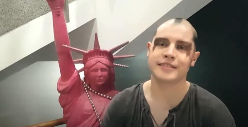 Absolwent I LO - rocznik 2017, student Studium Wokalno-Aktorskiego im.Danuty Baduszkowej w Gdyni - Piotr Sadkowski